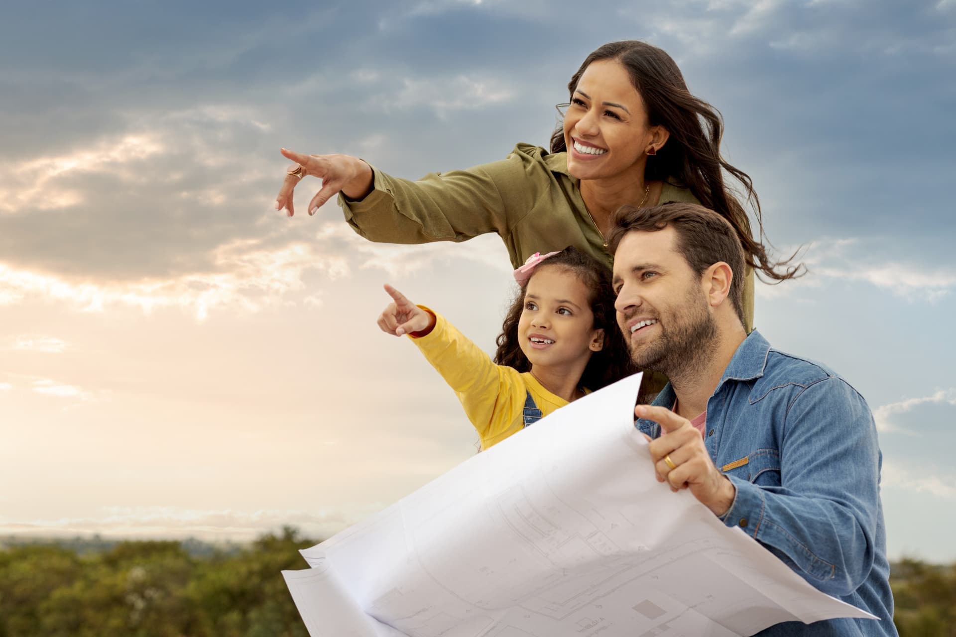 Família observando o projeto do bairro planejado